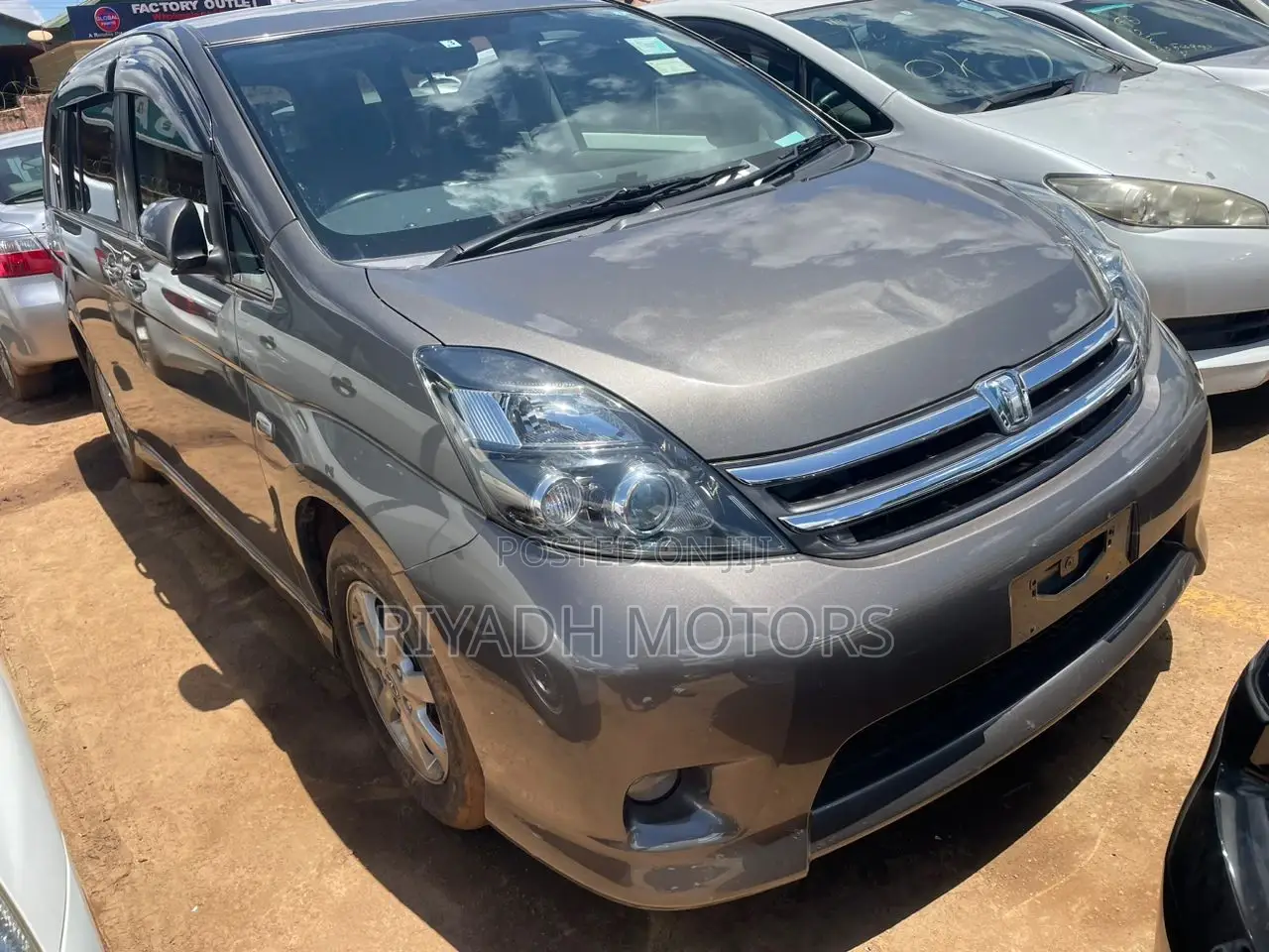 Toyota ISIS 1.8 Platana 2WD 2011 Gray