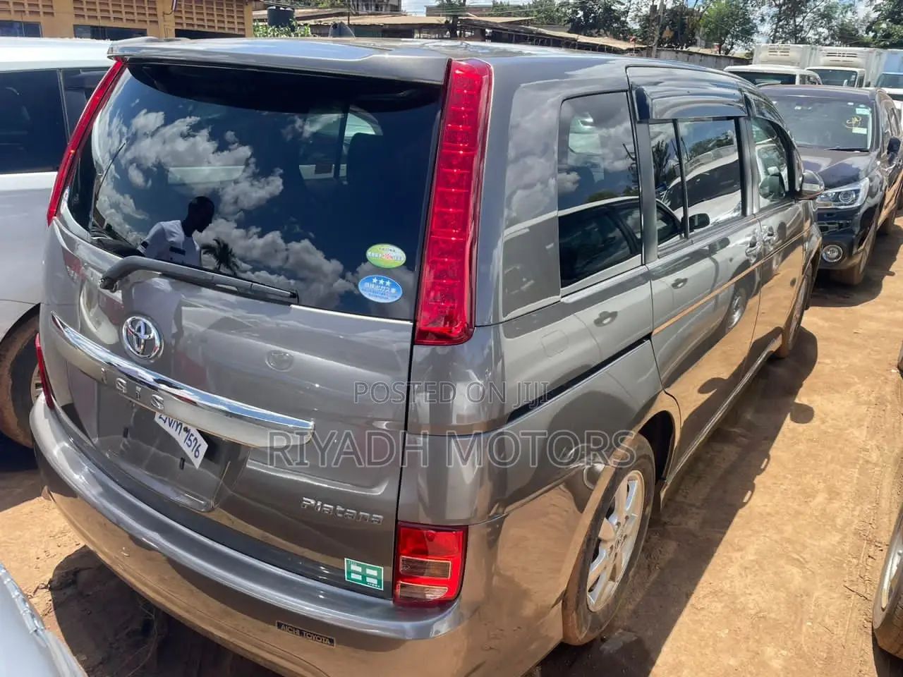 Toyota ISIS 1.8 Platana 2WD 2011 Gray