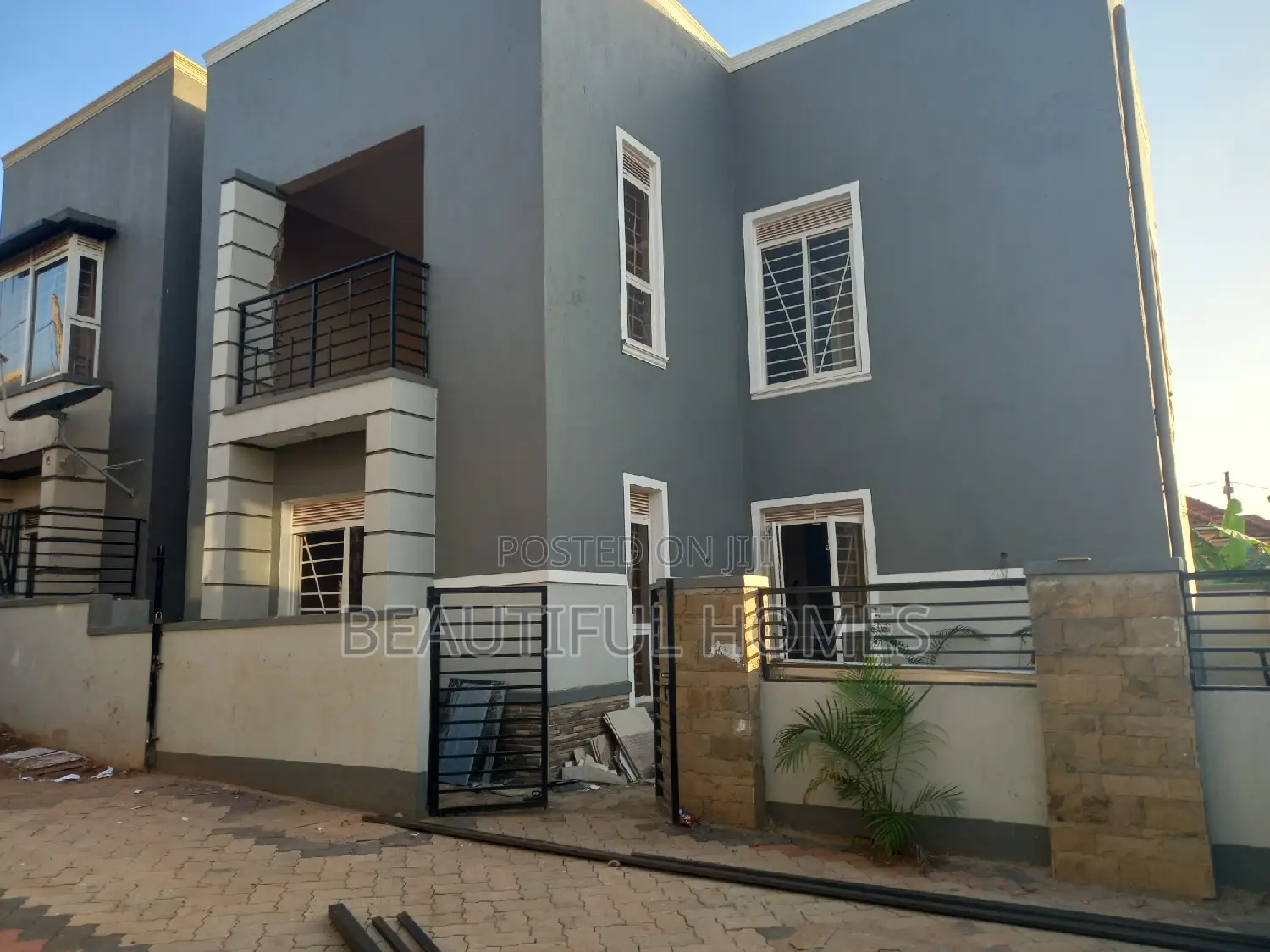 Furnished 4bdrm Villa in Kira Tarmacked for sale