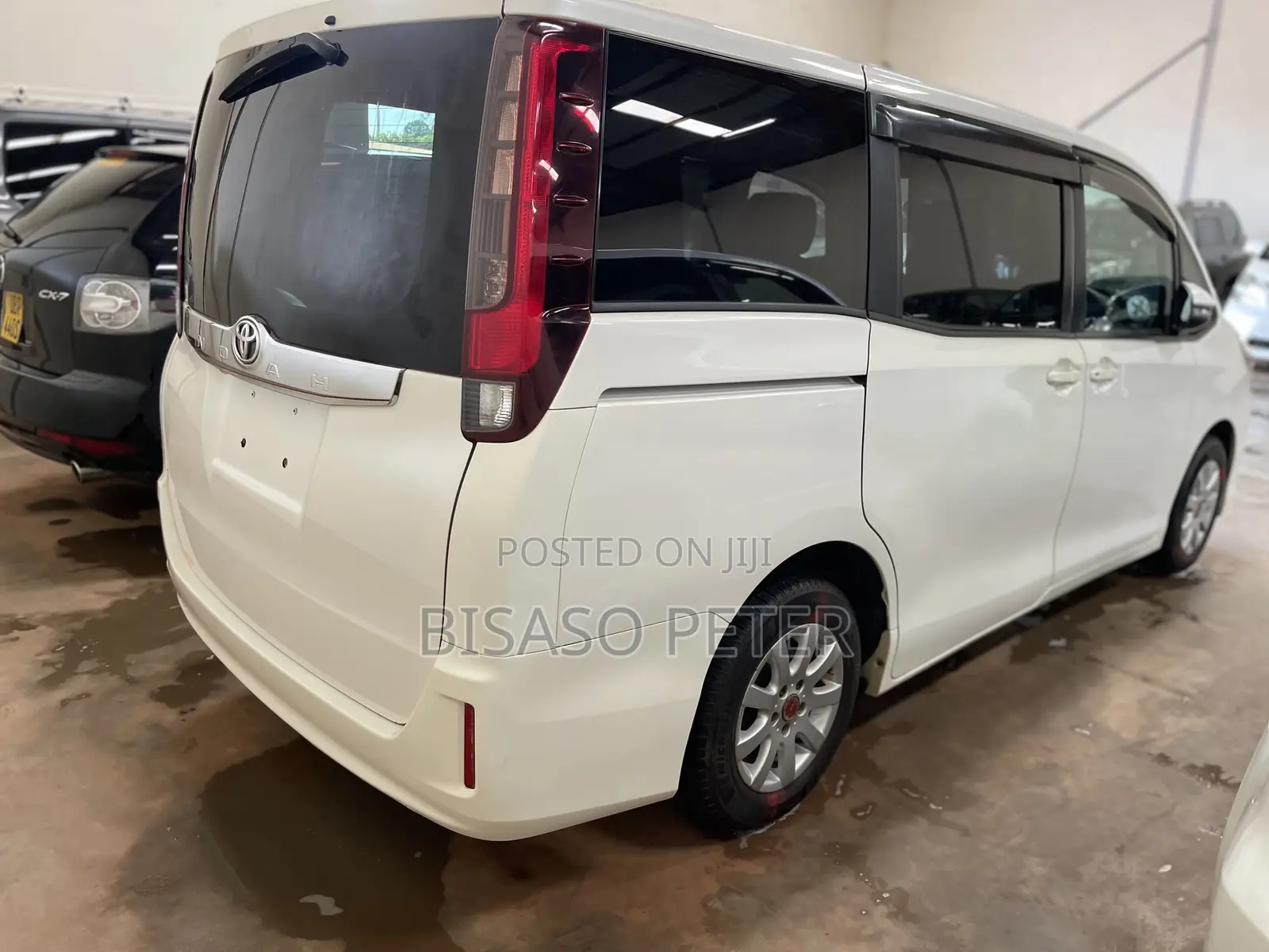 Toyota Noah 2.0 AWD (8 Seater) 2014 White