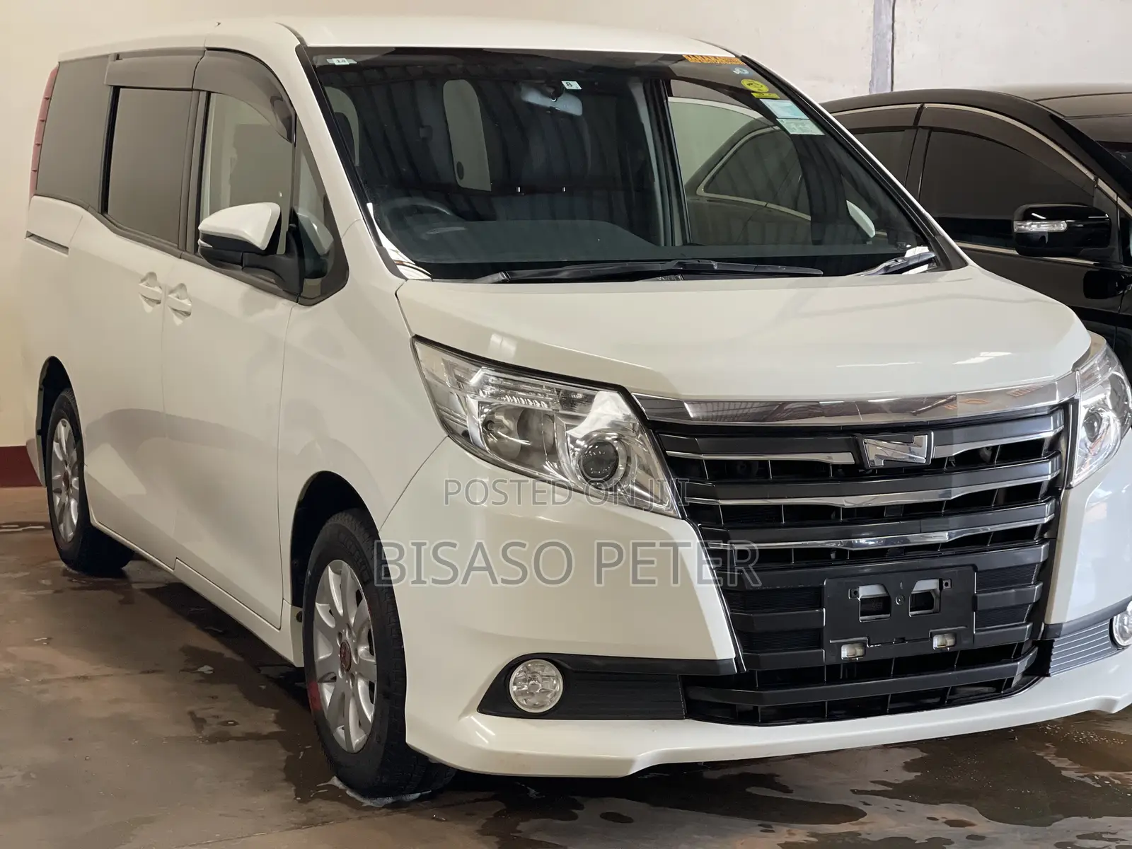Toyota Noah 2.0 AWD (8 Seater) 2014 White