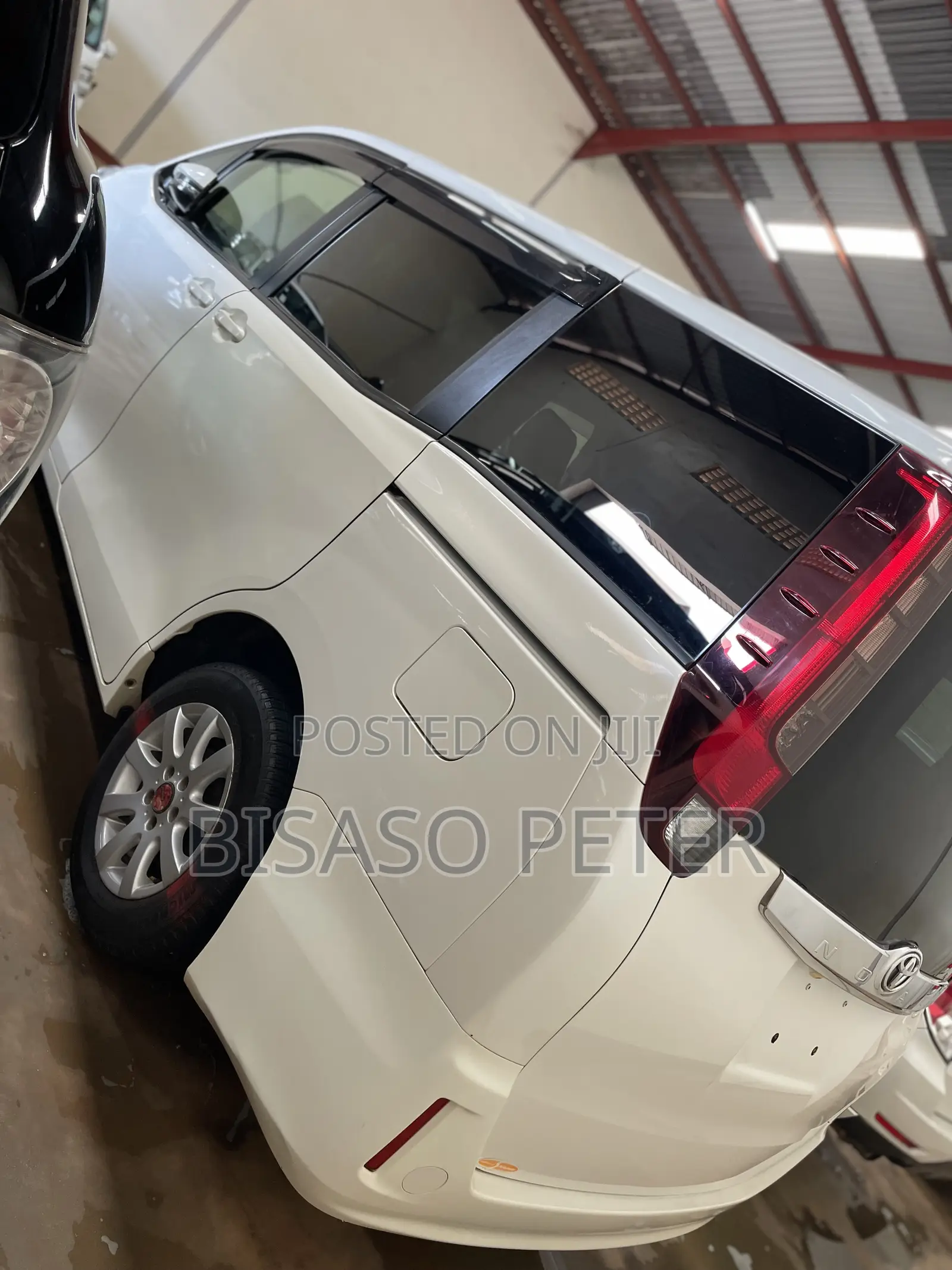 Toyota Noah 2.0 AWD (8 Seater) 2014 White