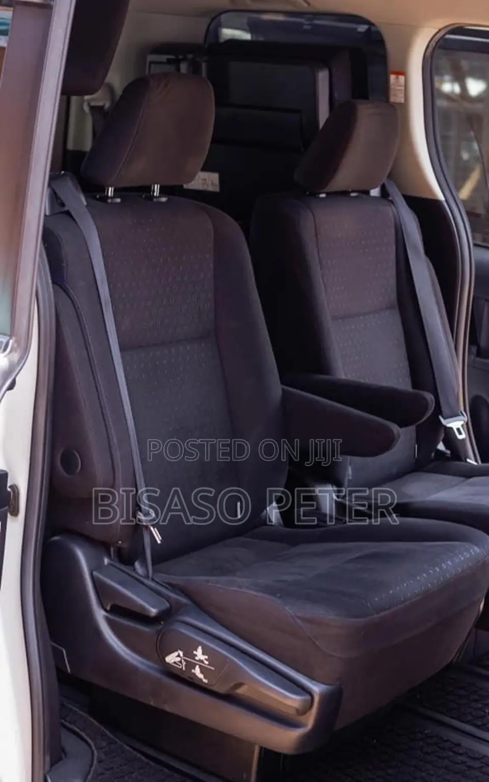 Toyota Noah 2.0 AWD (8 Seater) 2014 White