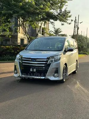 Photo - Toyota Noah 2015 Silver