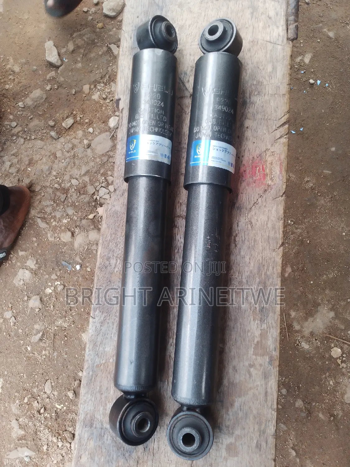 Rear Shock Absorbers for Toyota Vanguard.