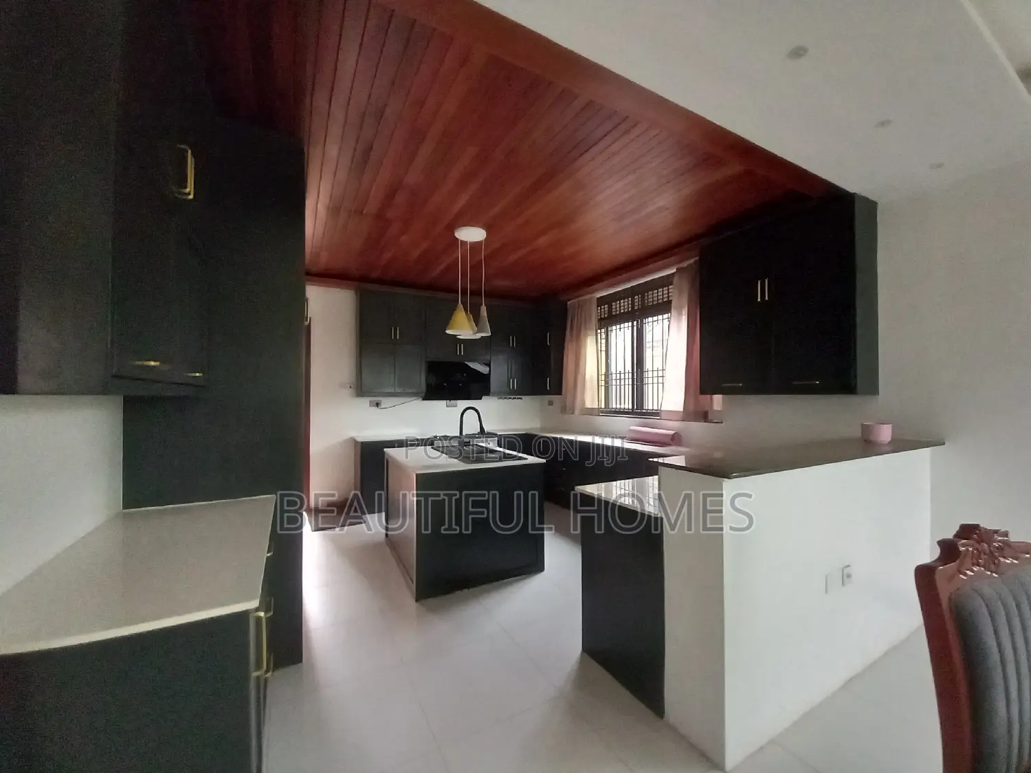 Furnished 5bdrm Duplex in Kira for sale