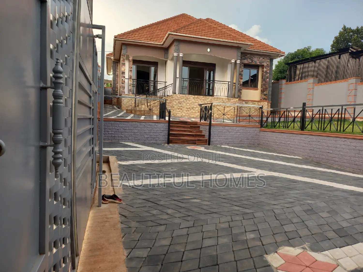 Furnished 4bdrm Bungalow in Kira for sale