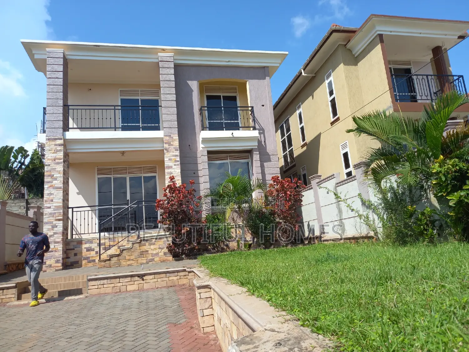 Furnished 4bdrm House in Kira Posh for sale