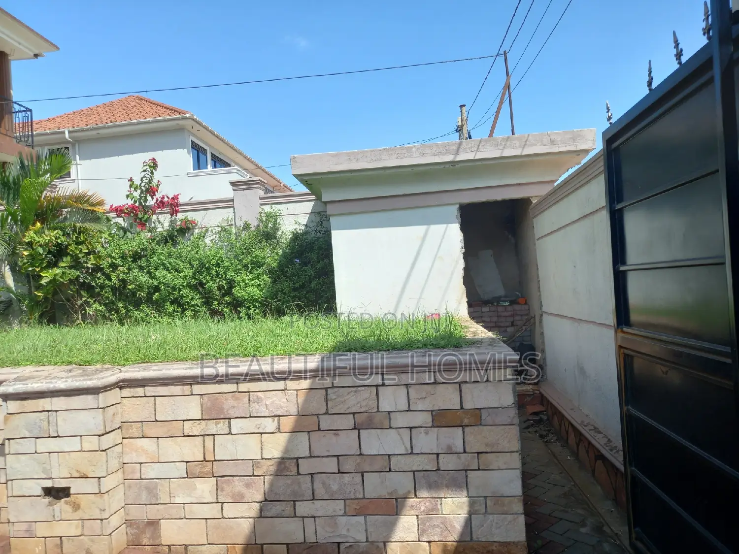 Furnished 4bdrm House in Kira Posh for sale