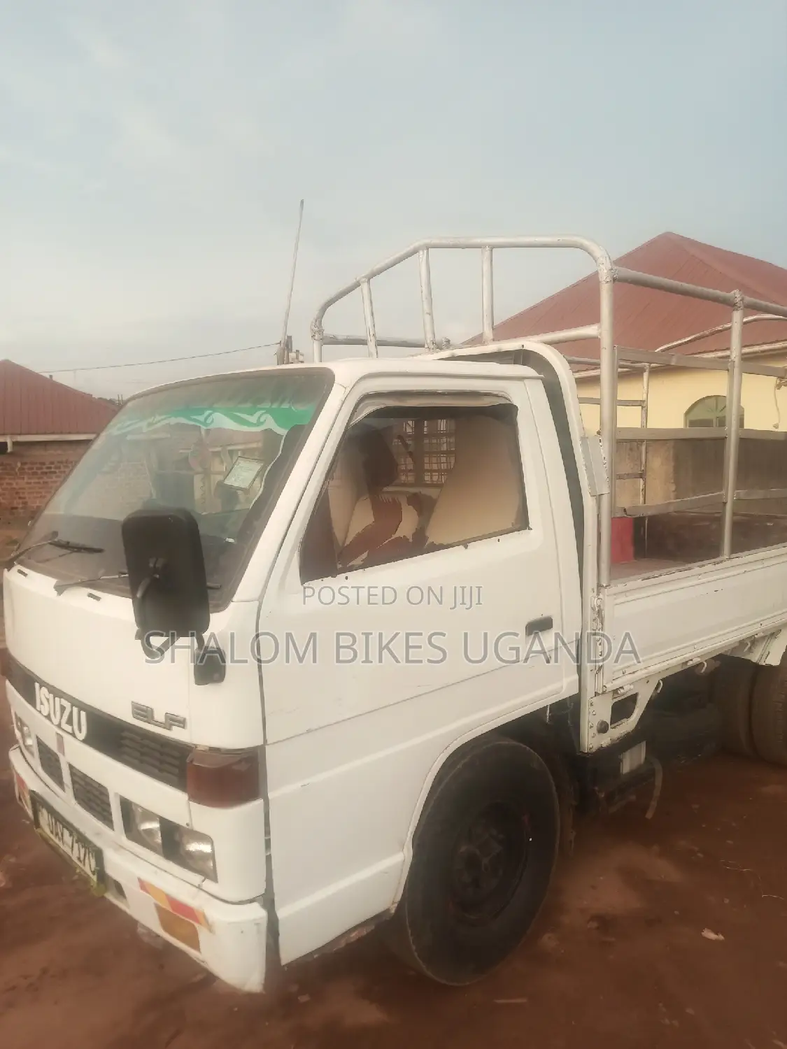 Isuzu ELF Truck 2000 White