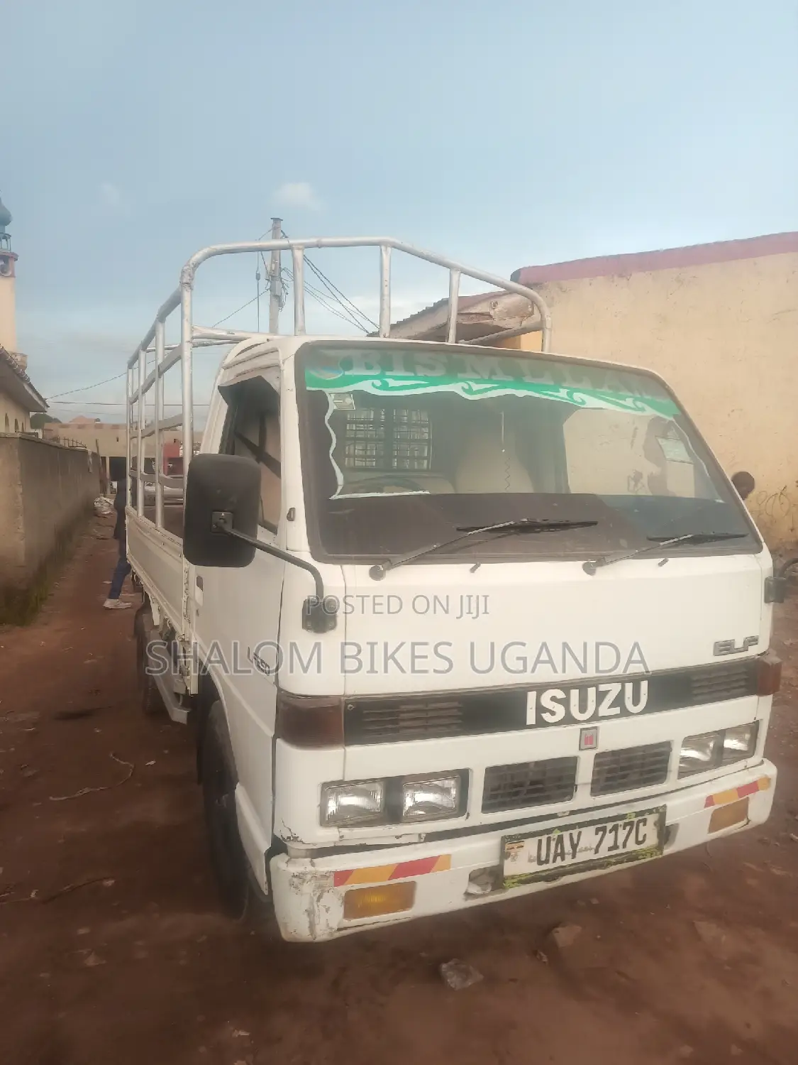 Isuzu ELF Truck 2000 White