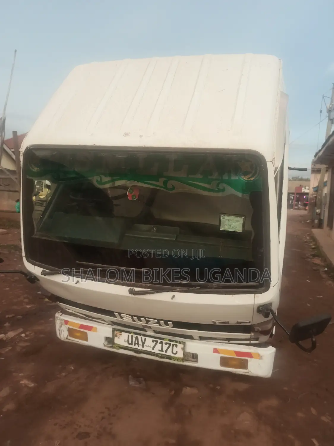Isuzu ELF Truck 2000 White