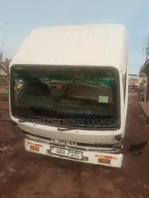 Isuzu ELF Truck 2000 White