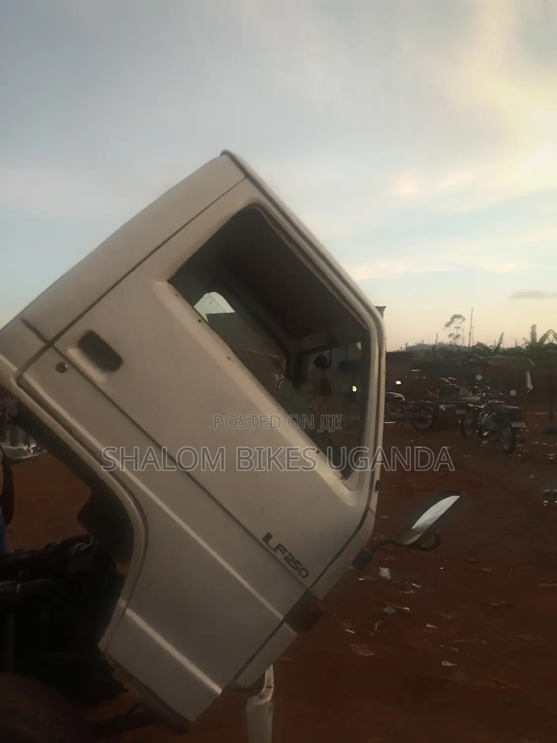 Isuzu ELF Truck 2000 White