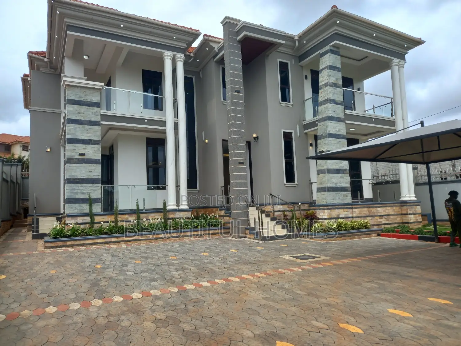 Furnished 6bdrm Duplex in Kira for sale