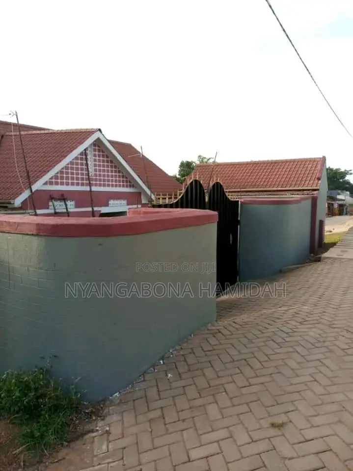 5bdrm Apartment in Inland Property, Nsangi for sale