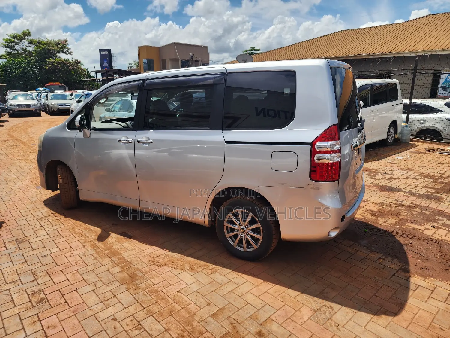 Toyota Noah 2.0 158hp AWD (7 Seater) 2012 Silver