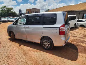 Toyota Noah 2.0 158hp AWD (7 Seater) 2012 Silver