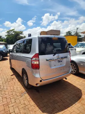 Toyota Noah 2.0 158hp AWD (7 Seater) 2012 Silver