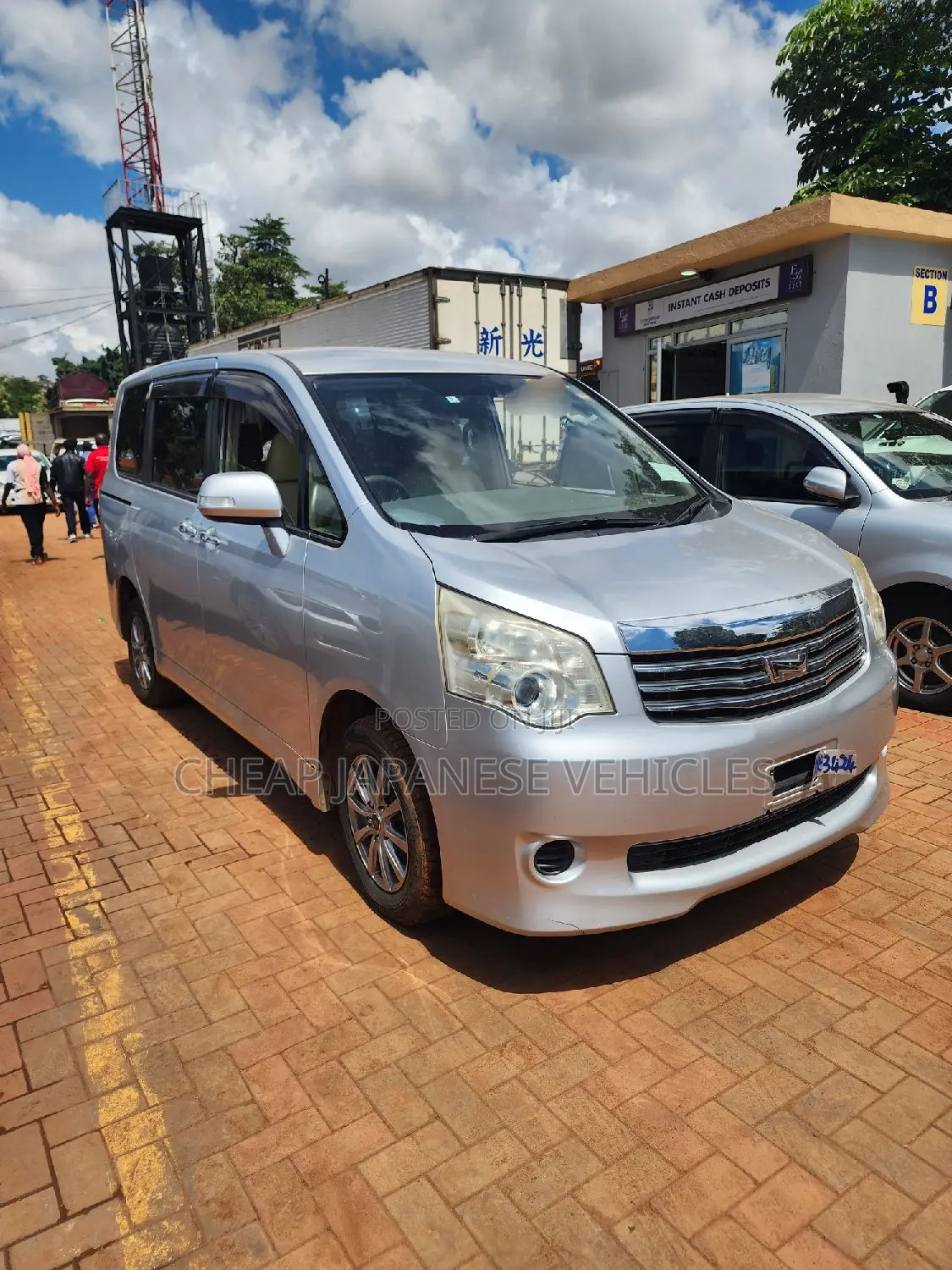 Toyota Noah 2.0 158hp AWD (7 Seater) 2012 Silver