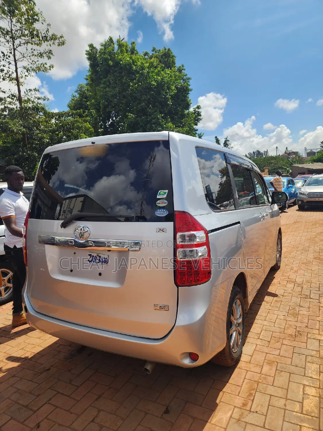 Toyota Noah 2.0 158hp AWD (7 Seater) 2012 Silver