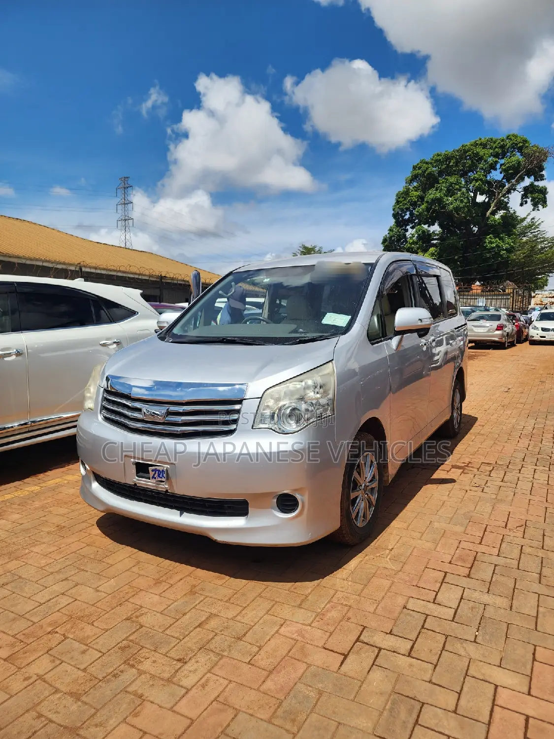 Toyota Noah 2.0 158hp AWD (7 Seater) 2012 Silver