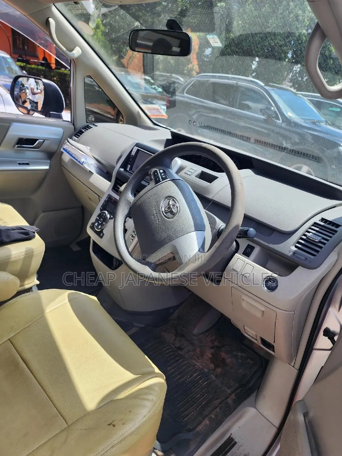 Toyota Noah 2.0 158hp AWD (7 Seater) 2012 Silver