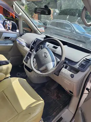 Toyota Noah 2.0 158hp AWD (7 Seater) 2012 Silver