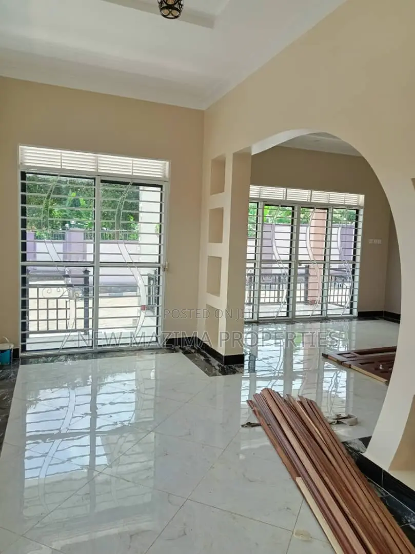 4bdrm Bungalow in Kitende Ntebe Rd, Division A for sale