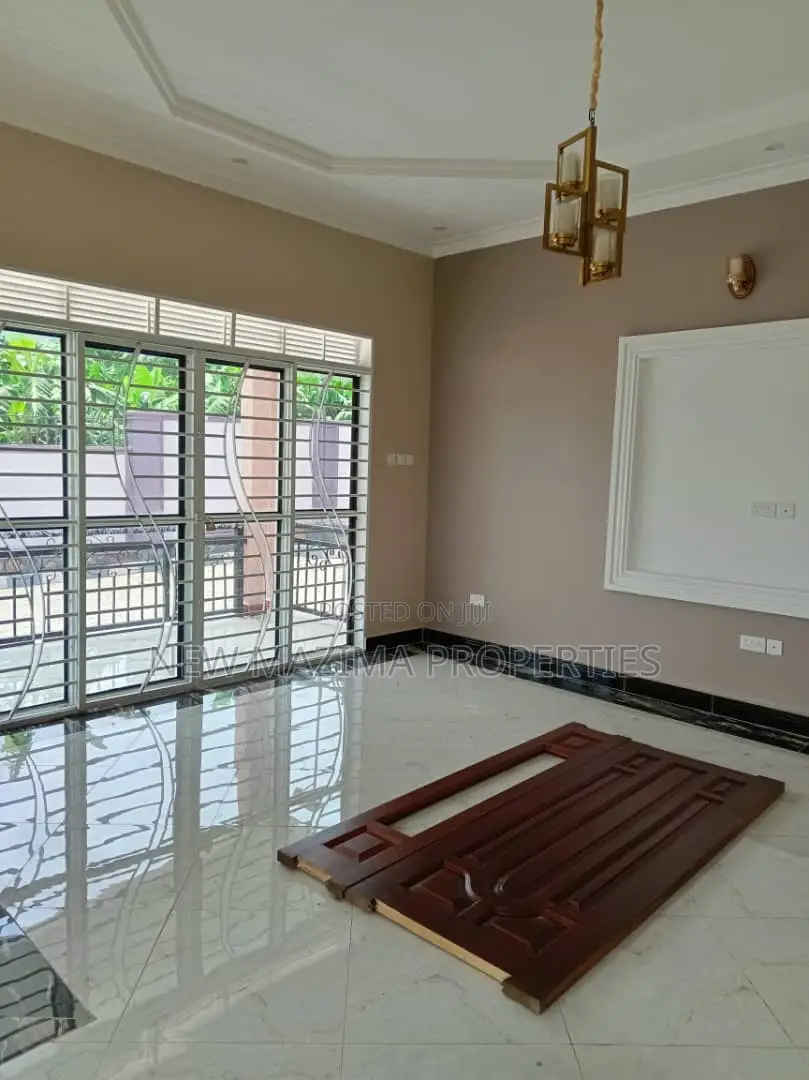 4bdrm Bungalow in Kitende Ntebe Rd, Division A for sale