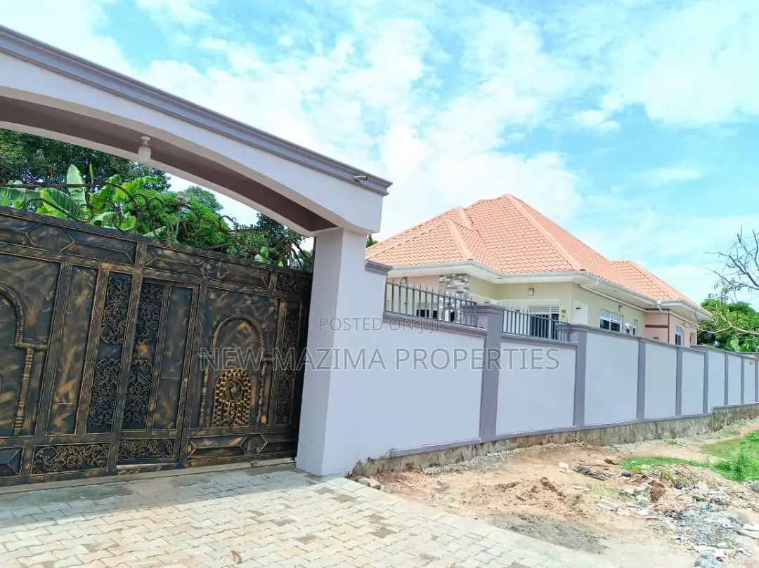 4bdrm Bungalow in Kitende Ntebe Rd, Division A for sale