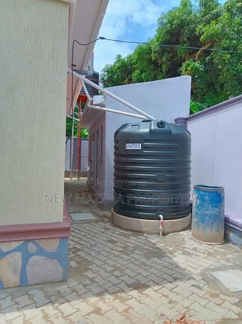 4bdrm Bungalow in Kitende Ntebe Rd, Division A for sale