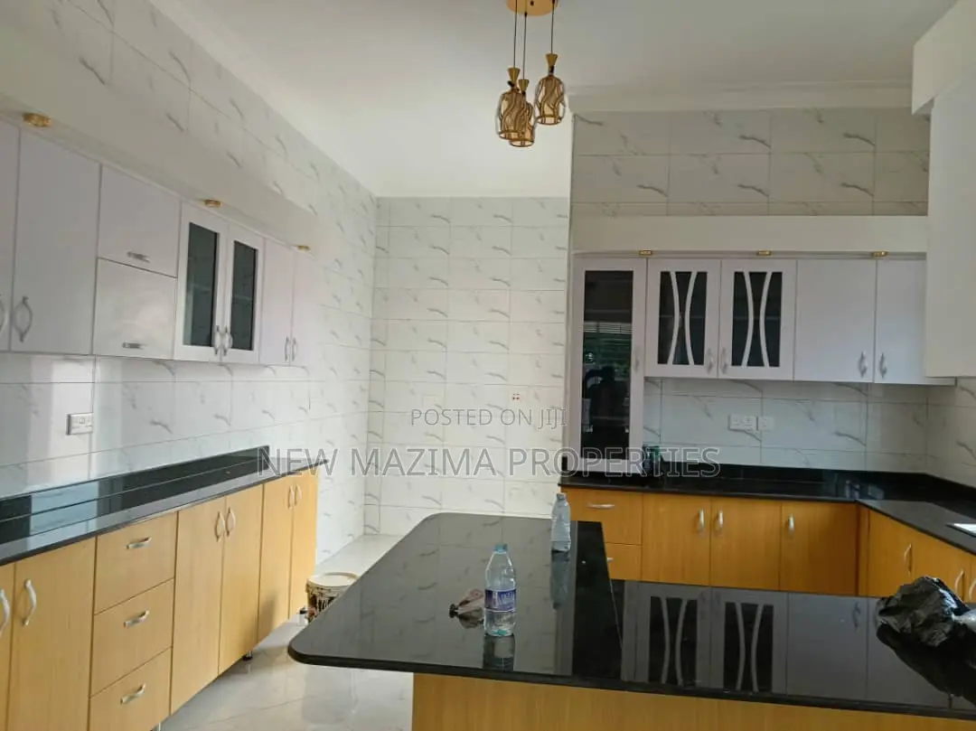 4bdrm Bungalow in Kitende Ntebe Rd, Division A for sale