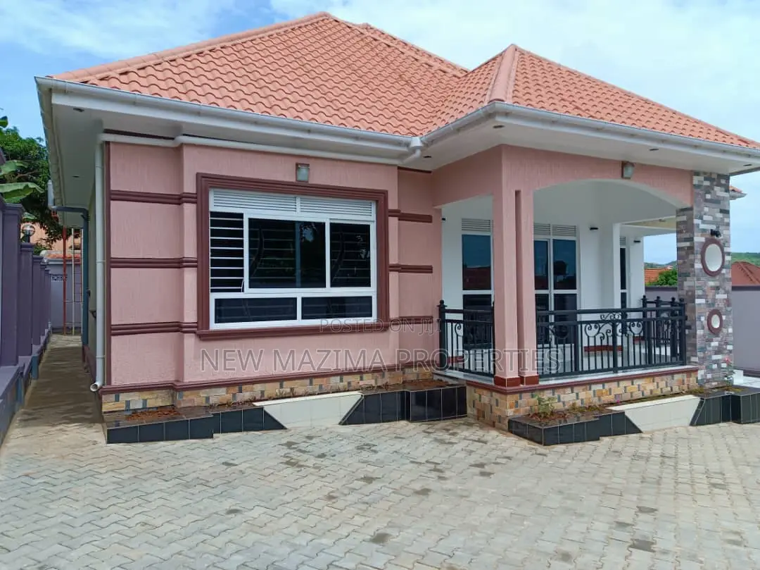 4bdrm Bungalow in Kitende Ntebe Rd, Division A for sale