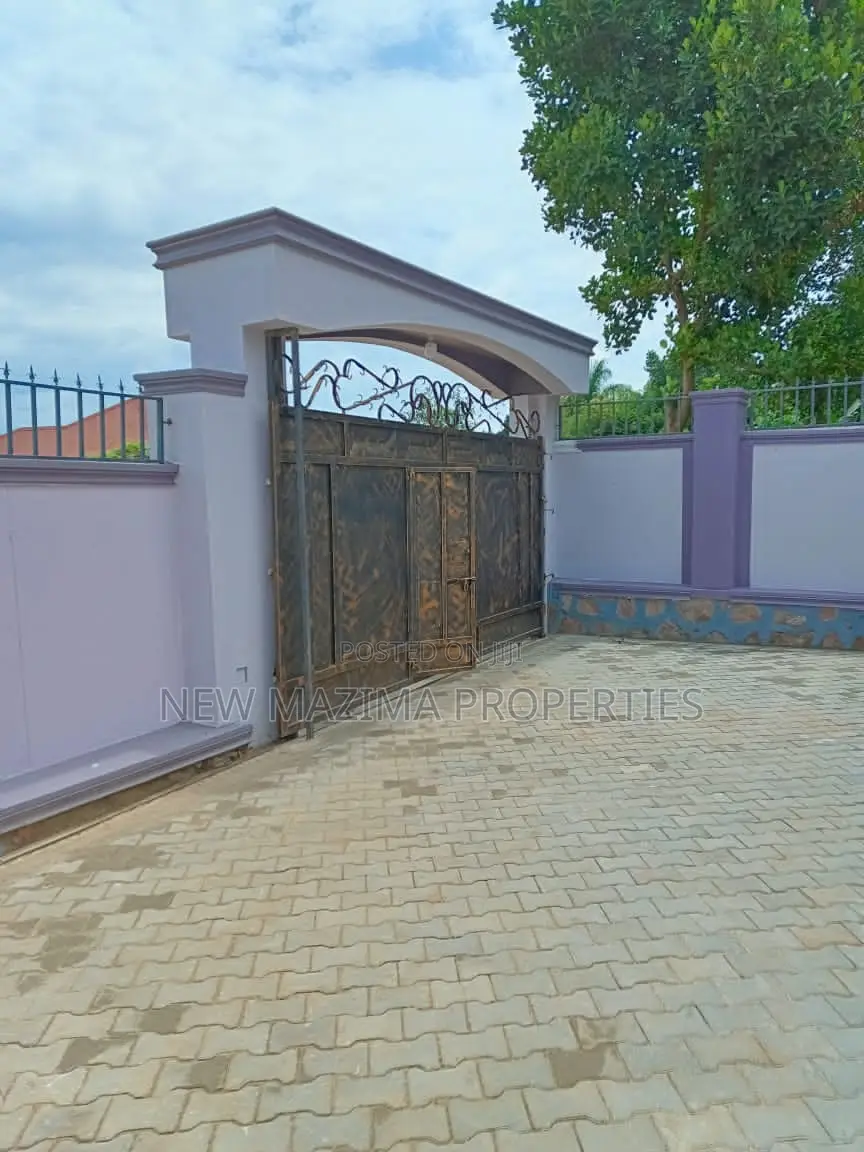 4bdrm Bungalow in Kitende Ntebe Rd, Division A for sale