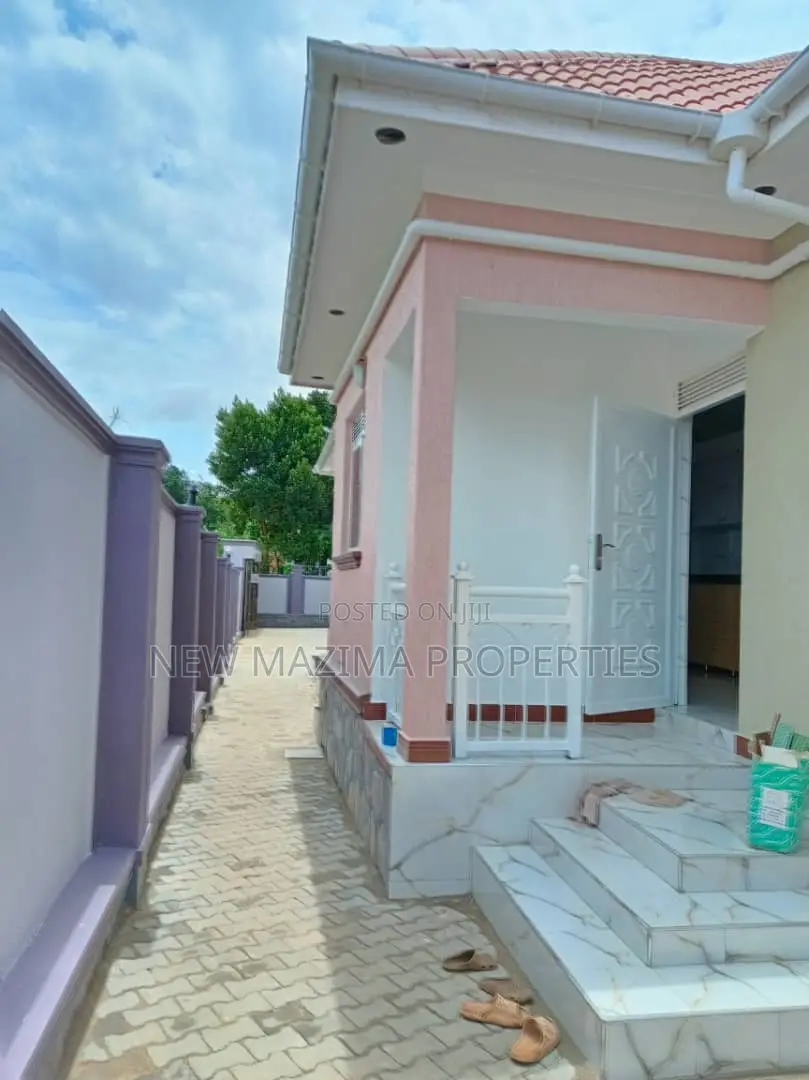 4bdrm Bungalow in Kitende Ntebe Rd, Division A for sale