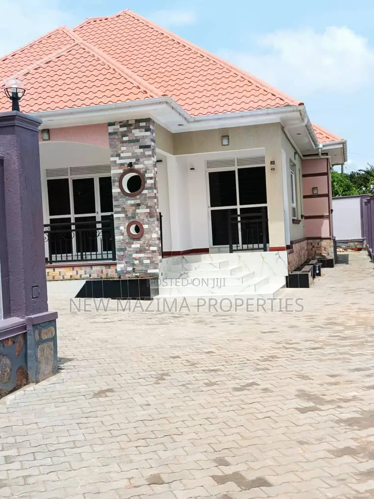 4bdrm Bungalow in Kitende Ntebe Rd, Division A for sale