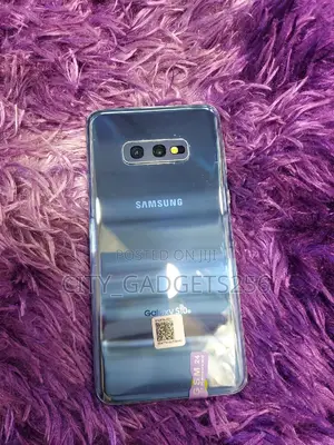 Photo - Samsung Galaxy S10e 128 GB Blue