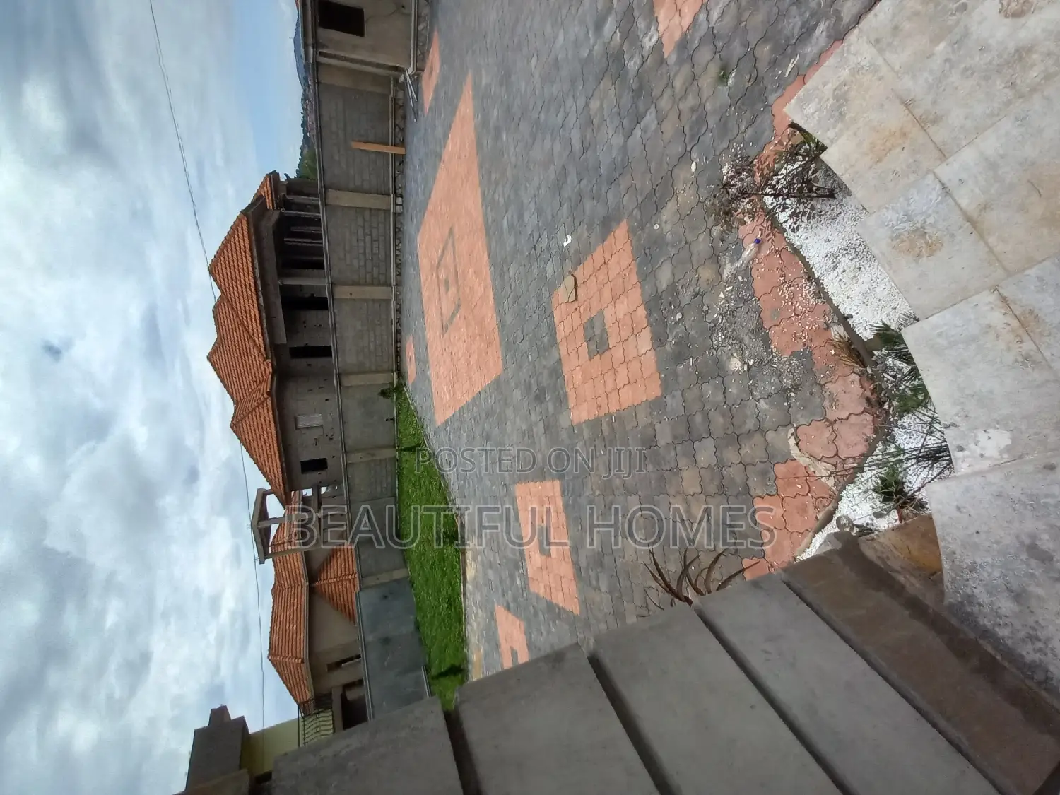 Furnished 6bdrm Duplex in Bwebajja, Ssabagabo-Makindye for sale
