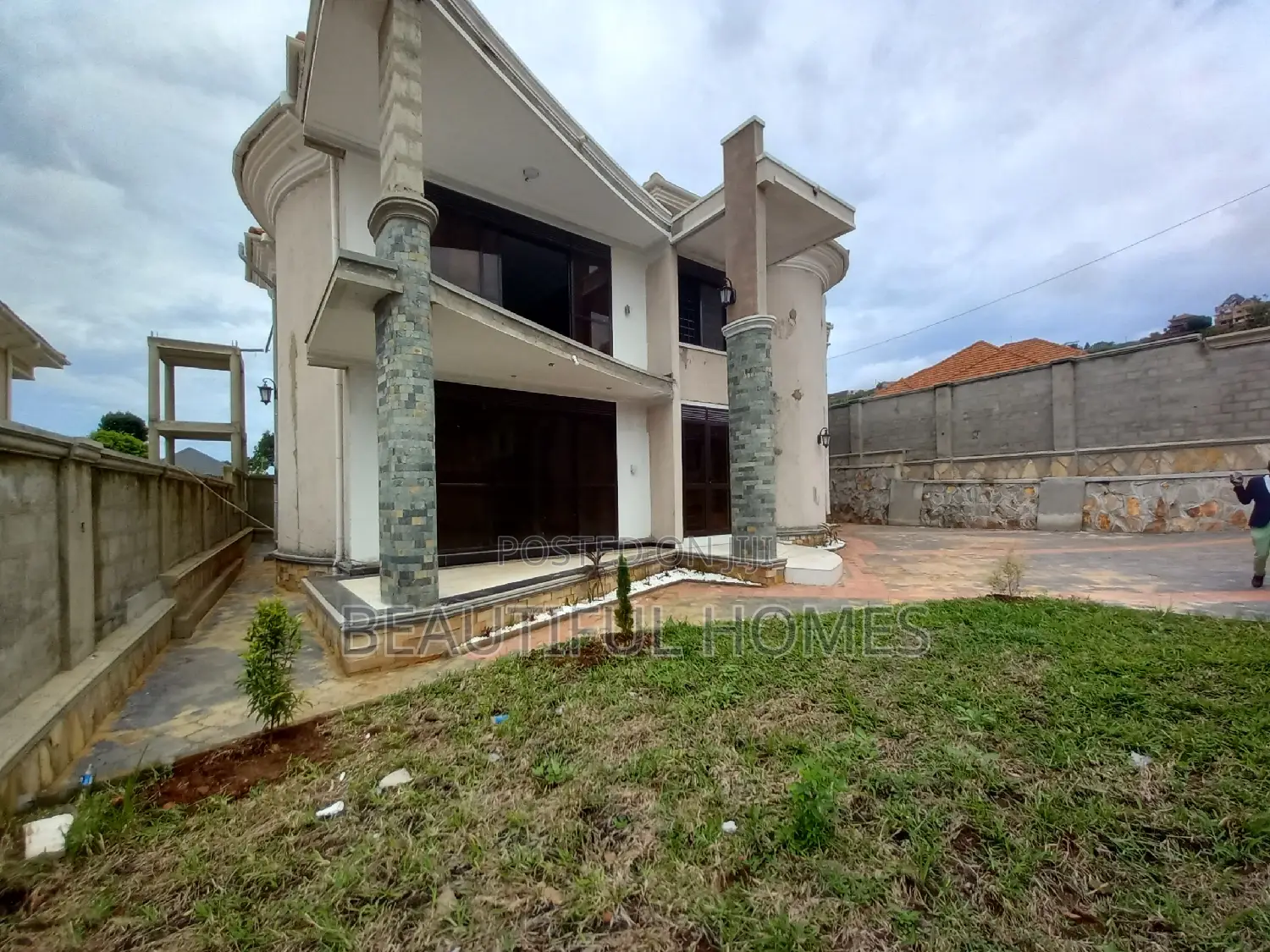 Furnished 6bdrm Duplex in Bwebajja, Ssabagabo-Makindye for sale