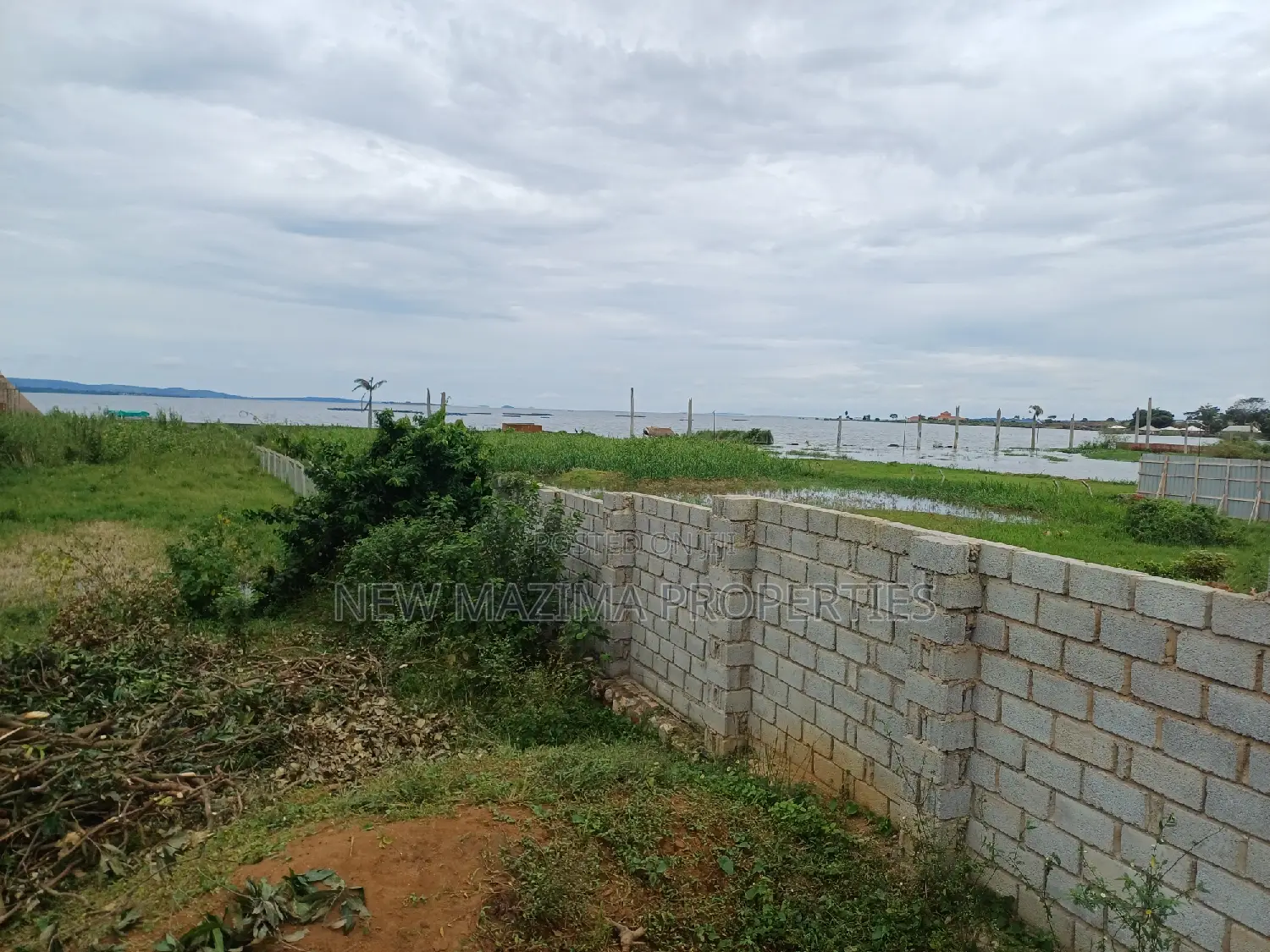 Very Beautiful Hot Plots With Lake View on Sale in Busabaala