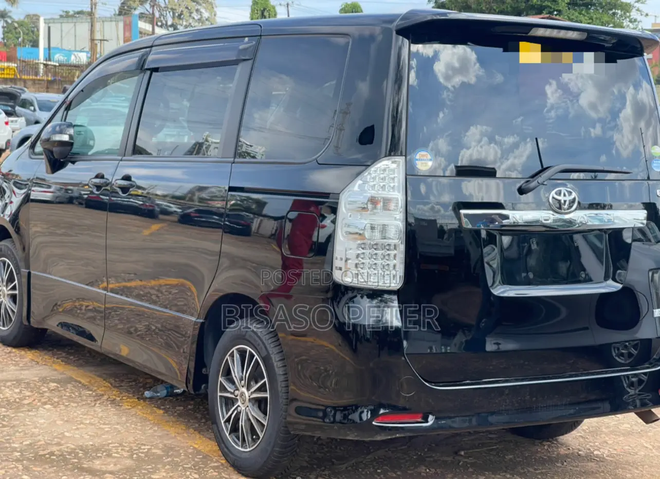 Toyota Noah 2.0 158hp AWD (8 Seater) 2010 Black