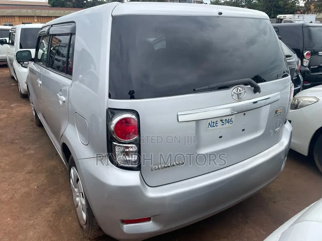 Toyota Corolla Rumion Hatchback 1.5 FWD 2012 Silver
