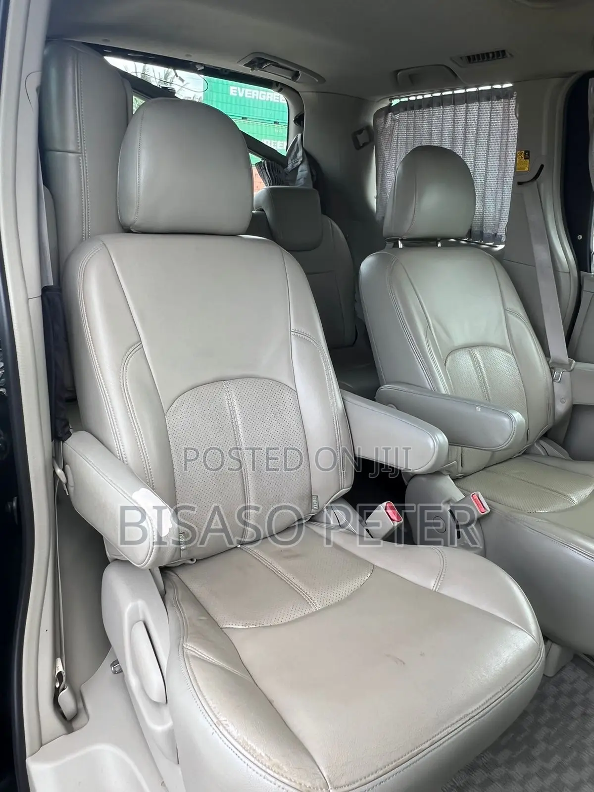 Toyota Noah 2.0 158hp AWD (8 Seater) 2011 Gray