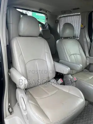 Toyota Noah 2.0 158hp AWD (8 Seater) 2011 Gray