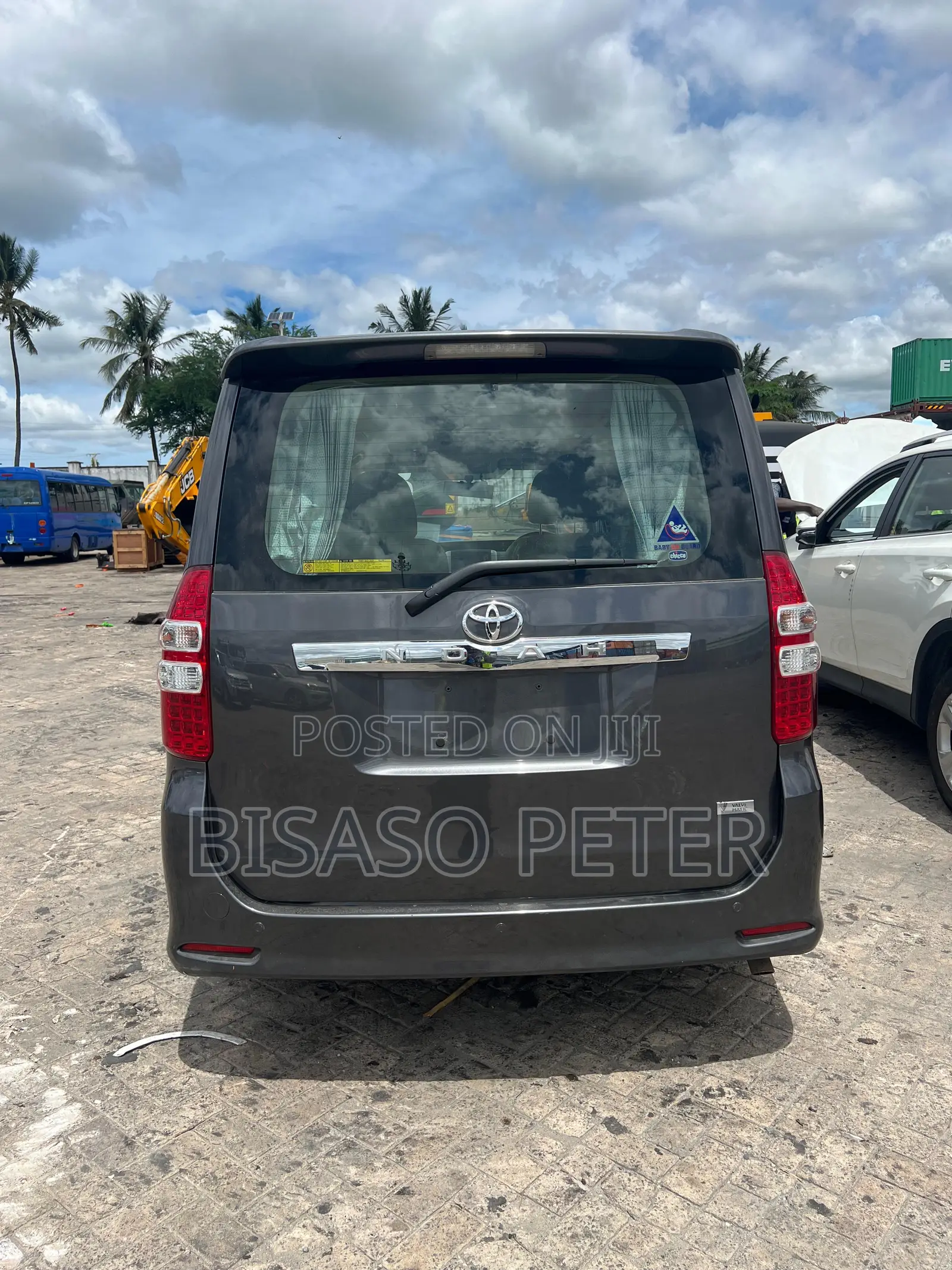 Toyota Noah 2.0 158hp AWD (8 Seater) 2011 Gray