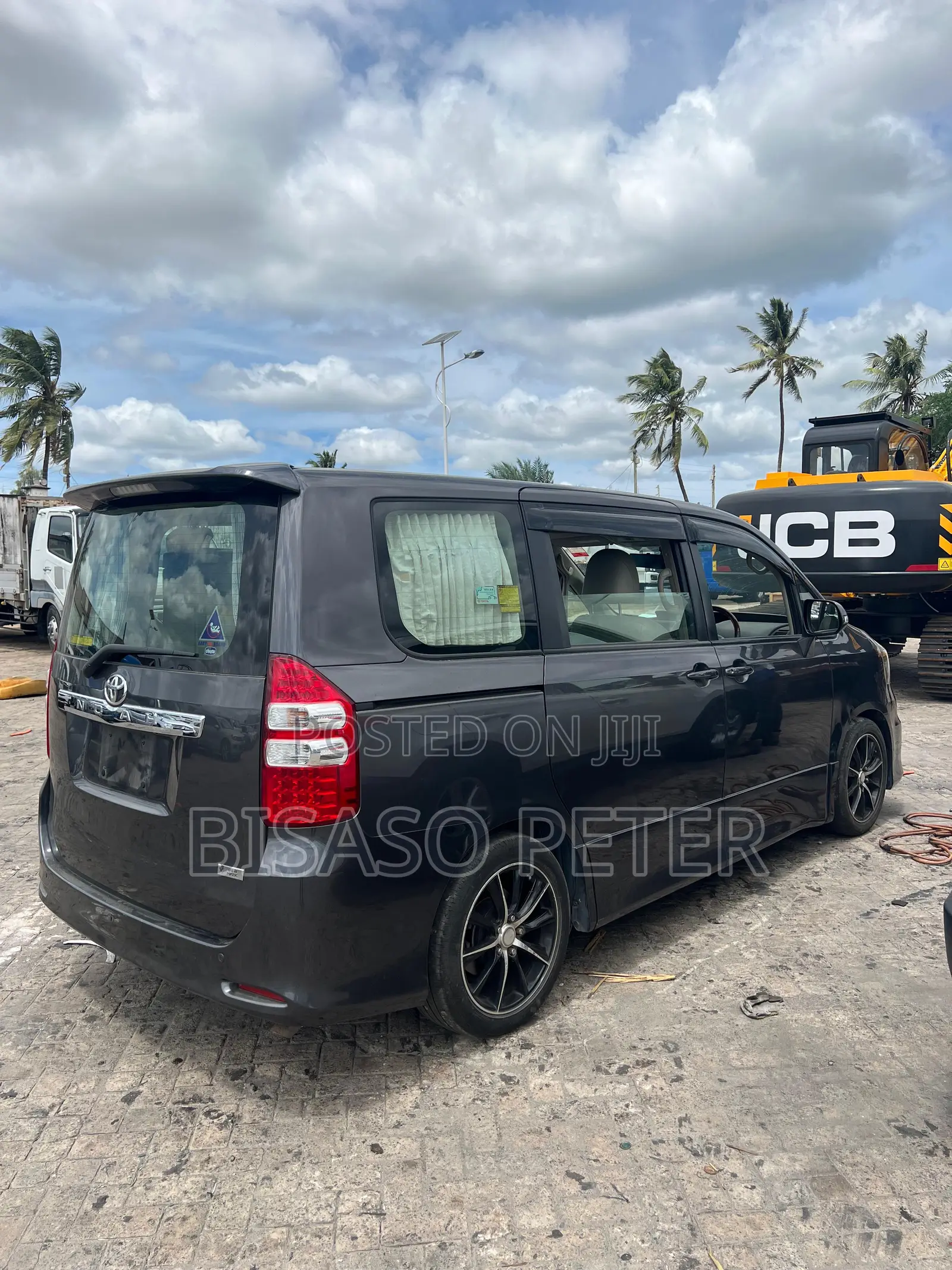 Toyota Noah 2.0 158hp AWD (8 Seater) 2011 Gray