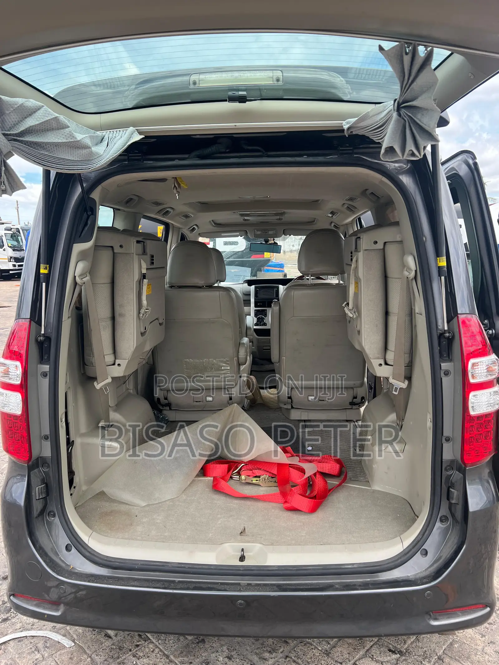 Toyota Noah 2.0 158hp AWD (8 Seater) 2011 Gray
