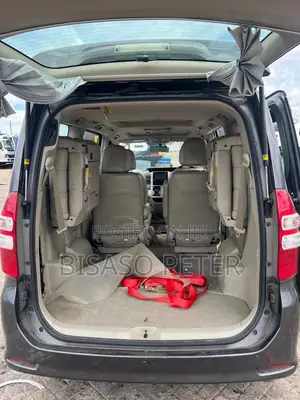 Toyota Noah 2.0 158hp AWD (8 Seater) 2011 Gray