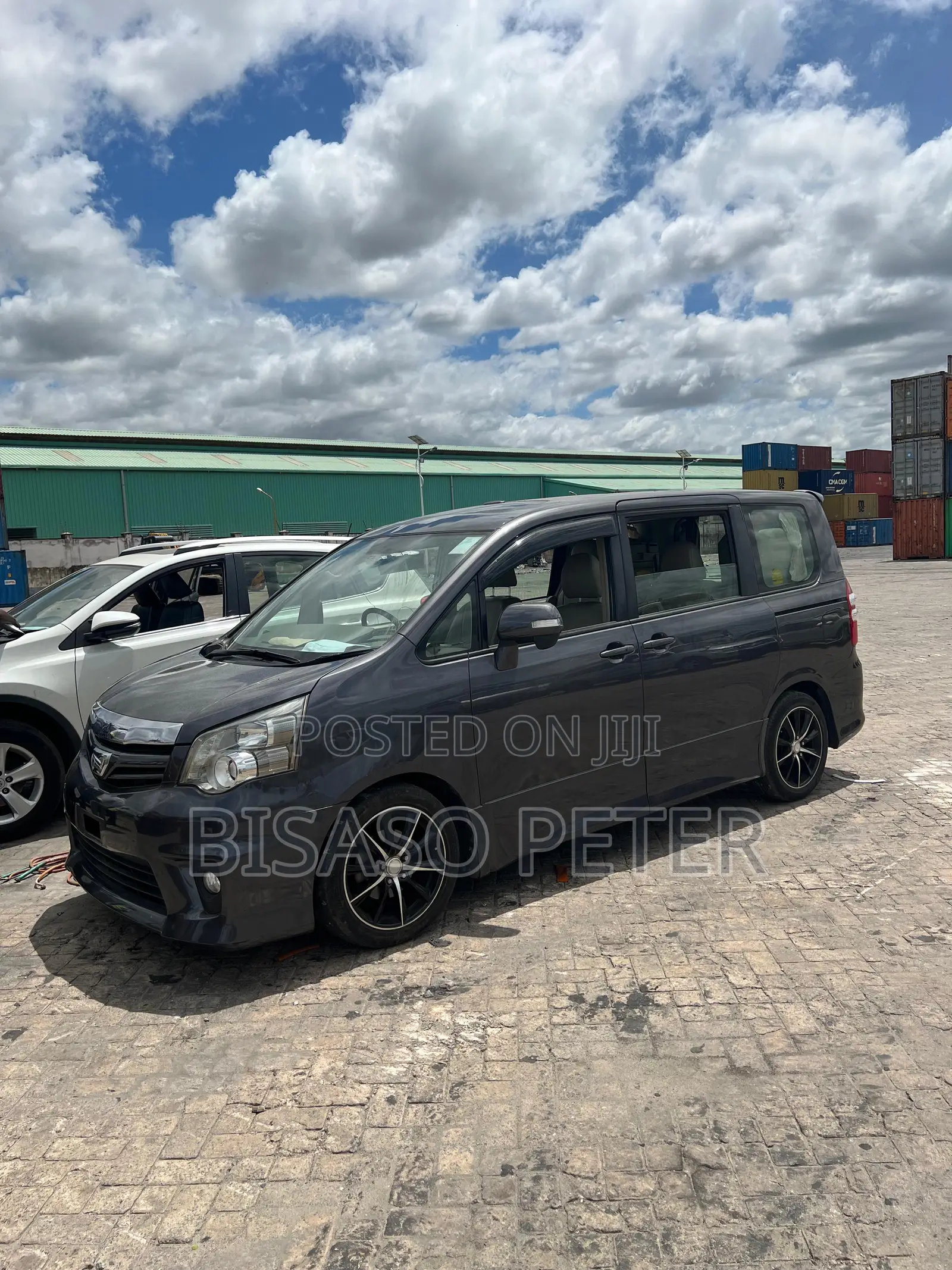 Toyota Noah 2.0 158hp AWD (8 Seater) 2011 Gray